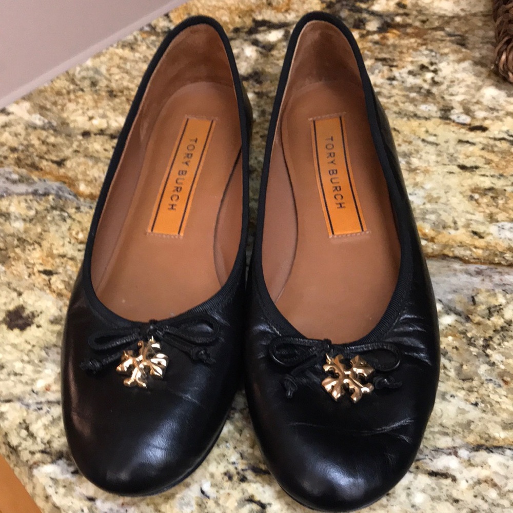 Tory Burch size 9 M Black flats with Tory Charm